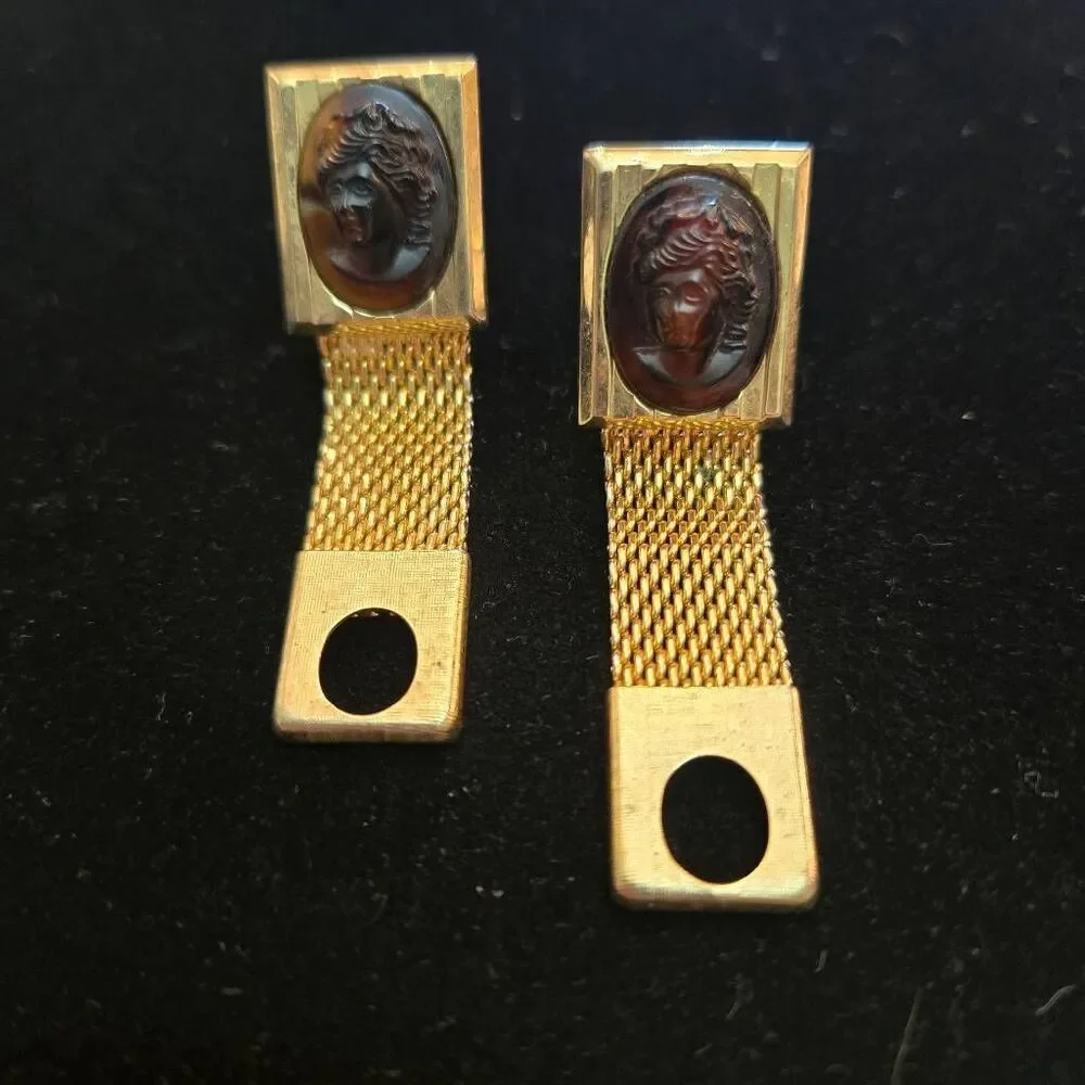 Vintage Hickok Gold tone with Cameo Wrap Around Cufflinks